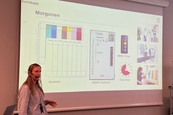 Kvinna presenterar