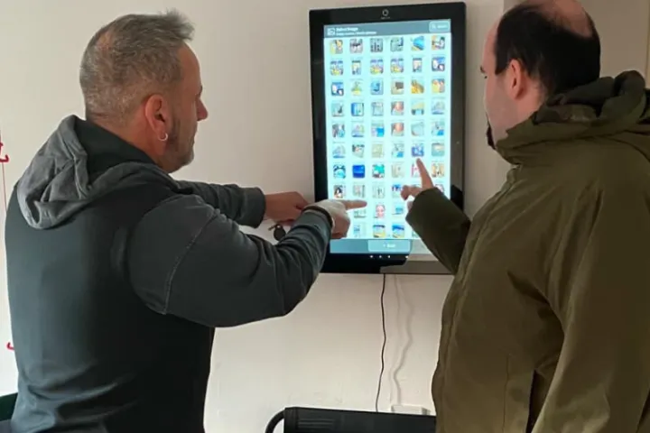 Two men using the digital screen MEMOplanner 